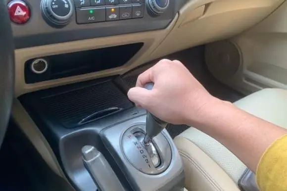 When Stopping at a Red Light, Should You Shift to Neutral (N) or Stay in Drive (D) and Hold the Brake?