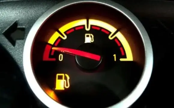 How Far Can Your Car Go When the Fuel Gauge Hits ‘E’? The Truth About Driving on Empty 🚗⛽